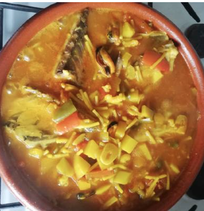 Ensalada de cogollos y pimiento rojo con cazuela de fideos con caballa.